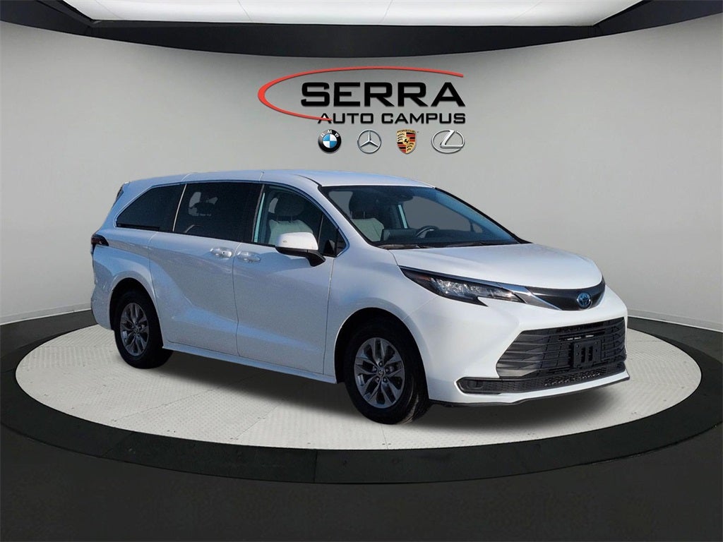 2022 Toyota Sienna LE 8 Passenger