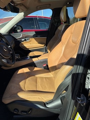 2016 Volvo XC90 T6 Momentum