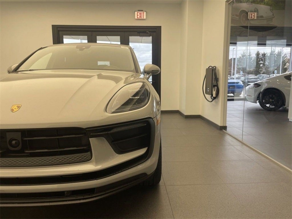 2025 Porsche Macan Base